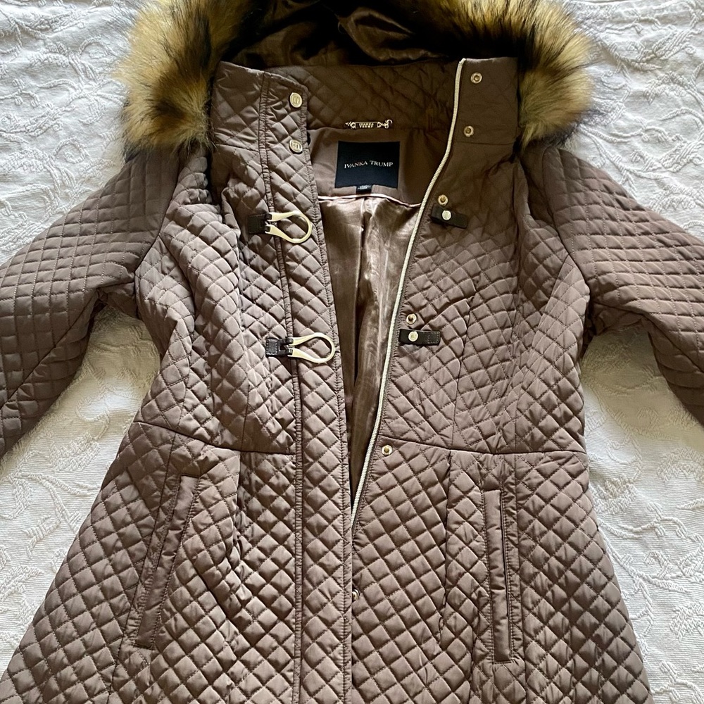 jacket brand new. It is beautiful. can be worn casually and firmly.